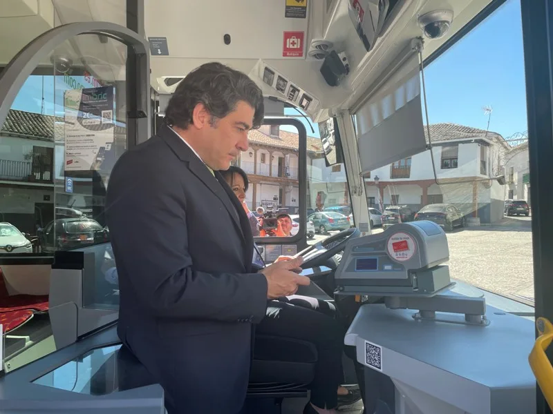 El consejero probando el pago a bordo